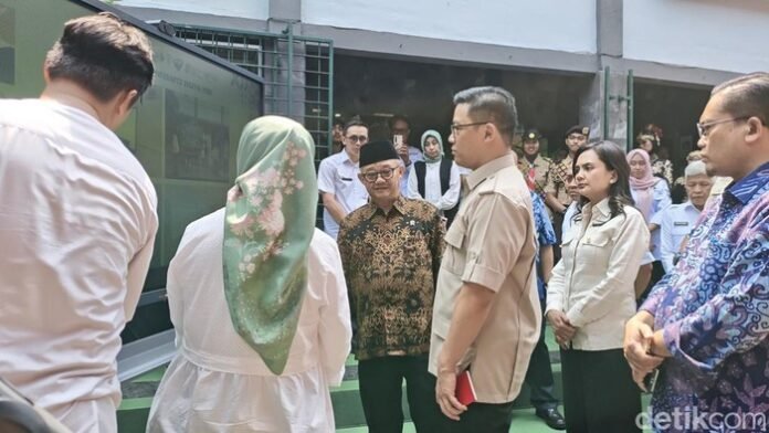 Menko PMK Sugiono saat meninjau SMAN 2 Cibinong