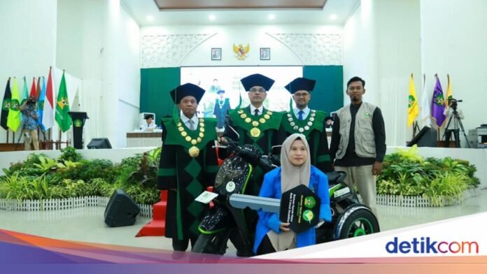 Mahasiswi UIN Ar-Raniry Hikma Indrawani menerima sepeda motor roda tiga yang dimodifikasi