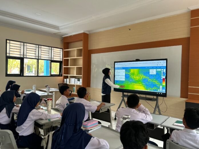 Murid SNT 6 Bone Bolango menguji purwarupa pembangkit listrik tenaga angin dalam pembelajaran STEM