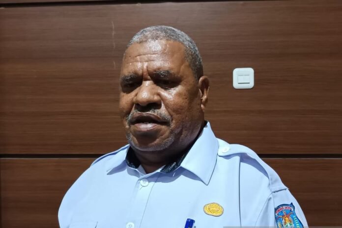 Kepala Disdikbud Kabupaten Sorong Andreas Taa memberikan keterangan tentang PJJ akibat kabut asap