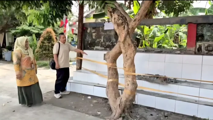 Kondisi pagar SDN Tapos 3 Depok setelah ambruk