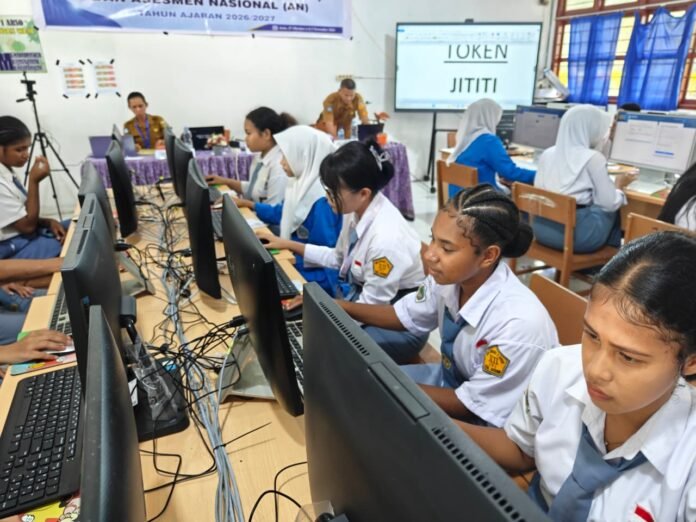 Murid SMA Negeri 1 Arso mengikuti Tes Kemampuan Akademik di Papua