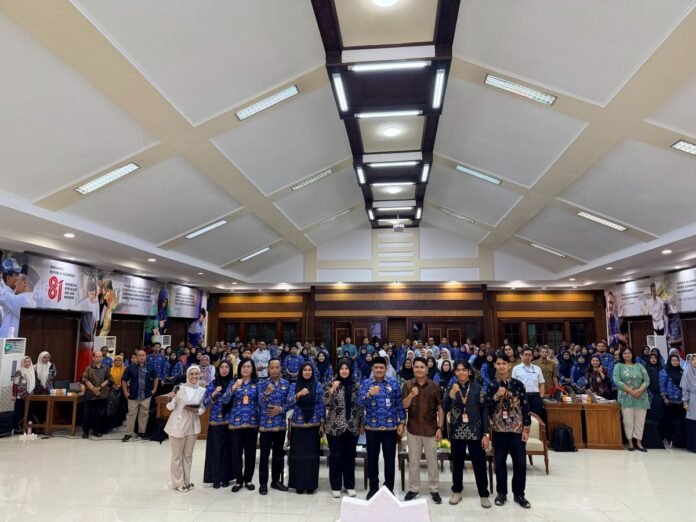 Ilustrasi pelatihan kompetensi digital bagi guru dan kepala sekolah di Surabaya