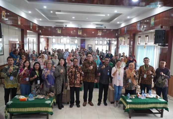 Peserta pelatihan penulisan artikel ilmiah dan dialog riset Kemdiktisaintek di Sorong