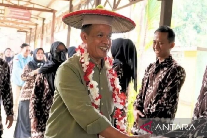 Pelaksana Tugas Kepala Disdikbud Kaltim Armin meninjau satuan pendidikan di Kutai Timur