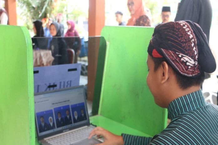 Pelajar mengikuti Pemilos Serentak 2026 berbasis pemungutan suara elektronik di Kulon Progo