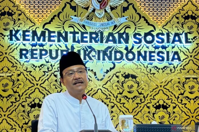 Menteri Sosial Saifullah Yusuf memberikan keterangan kepada wartawan