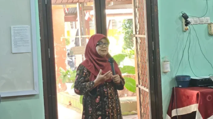 Prof. Dr. Evi Suryawati memberikan materi kepada guru MGMP Biologi Kota Pekanbaru