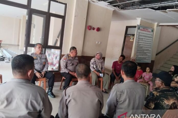 Petugas Polres Bangka berdialog dengan warga saat pendataan anak putus sekolah
