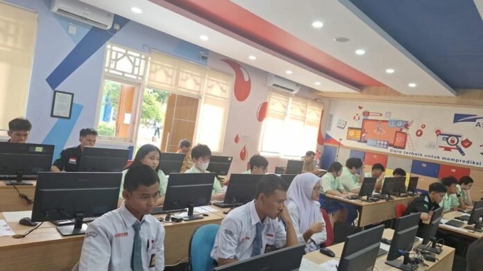 Petugas memantau pelaksanaan Tes Kemampuan Akademik SMA dan sederajat
