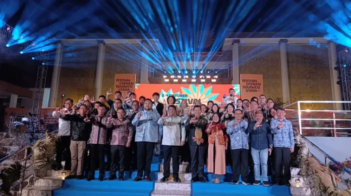 Gubernur Sulawesi Utara Yulius Selvanus bersama jajaran dan pengurus PPLSU pada penutupan Festival Literasi Sulawesi Utara 2026