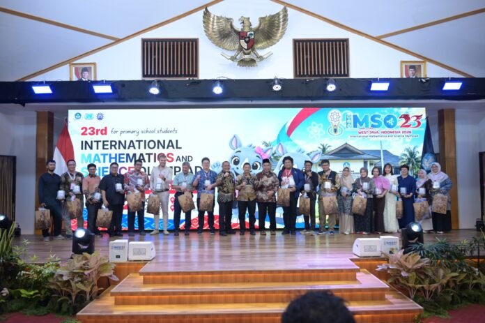 Peserta dan panitia pada penutupan IMSO ke-23 di Depok