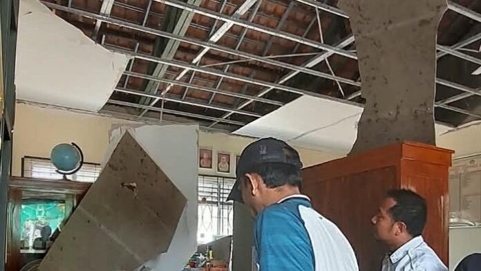 Kondisi ruang guru SDN 2 Cepoko Sragen setelah plafon ambruk
