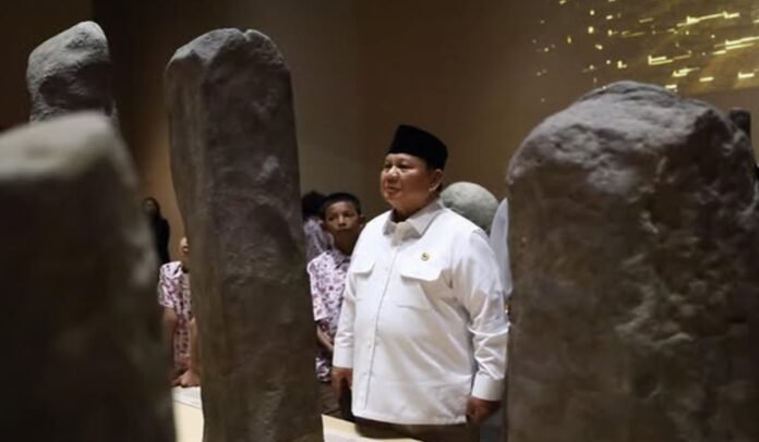 Presiden Prabowo Subianto menjelajahi Museum Nasional Indonesia bersama anak sekolah