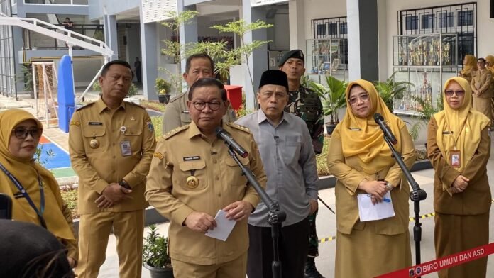 Gubernur DKI Jakarta Pramono Anung memberikan keterangan tentang bantuan pendidikan