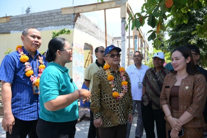 Menteri Pendidikan Dasar dan Menengah Abdul Mu’ti meninjau sekolah penerima revitalisasi di Bali
