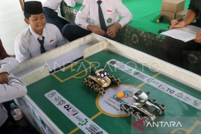 Santri mengikuti kompetisi robotik dan kecerdasan buatan di Blitar