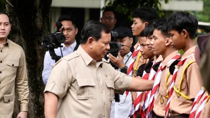Presiden Prabowo Subianto bersama pengelola dan siswa Sekolah Rakyat
