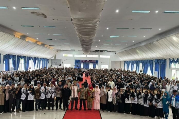 Guru dan siswa mengikuti seminar literasi di Pasaman Barat