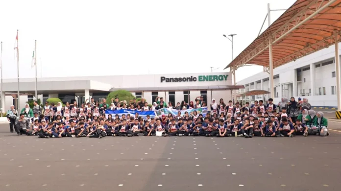 Siswa SD Labschool mengikuti kunjungan edukasi produksi baterai