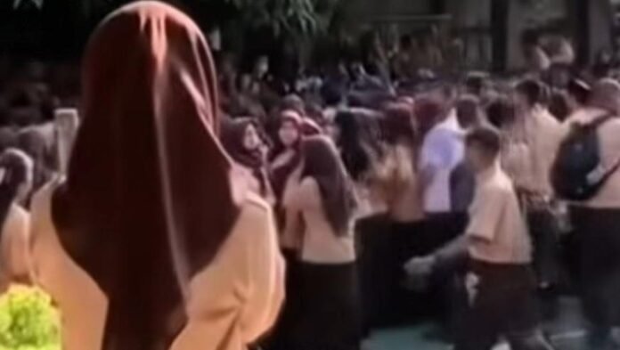 Sejumlah siswa SMAN 2 Makassar berkumpul di halaman sekolah
