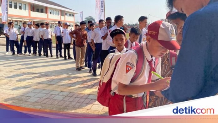 Siswa mengikuti pembelajaran di Sekolah Rakyat