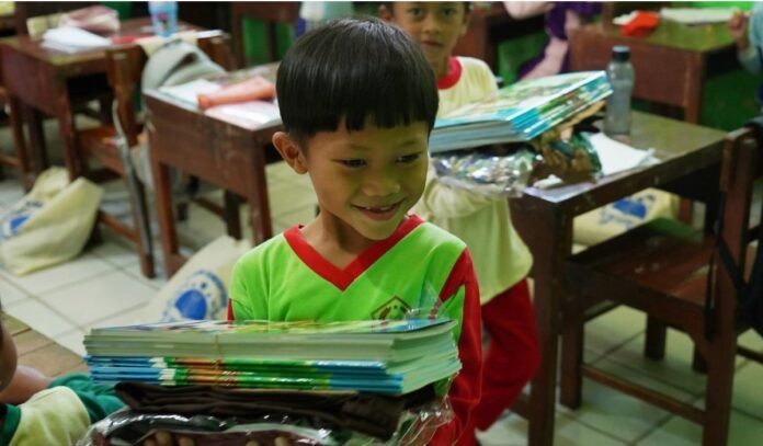 Siswa menerima seragam dan buku sekolah gratis di Boyolali