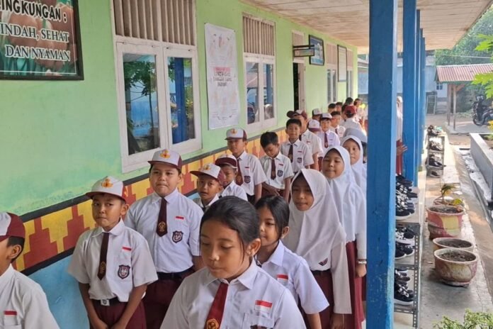 Siswa sekolah dasar mengikuti kegiatan di ruang kelas di Lampung Tengah