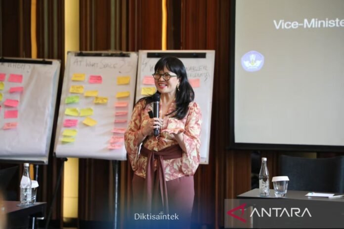 Wakil Menteri Pendidikan Tinggi, Sains, dan Teknologi Stella Christie membahas penggunaan AI dalam pendidikan