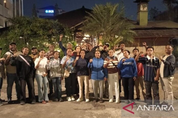 Tim monitoring YPMAK bersama pelajar dan mahasiswa penerima beasiswa di Bandung