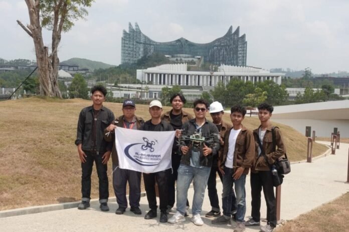 Mahasiswa Universitas Muhammadiyah Yogyakarta menyiapkan drone untuk Kontes Robot Terbang Indonesia 2026