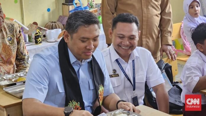 Siswa mengambil makanan dalam pelaksanaan program Makan Bergizi Gratis dengan sistem prasmanan