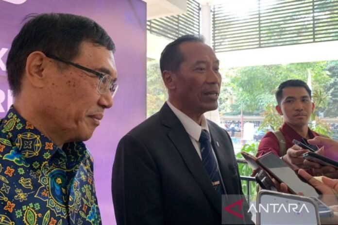Wamendiktisaintek Fauzan memberi keterangan di Universitas Negeri Malang