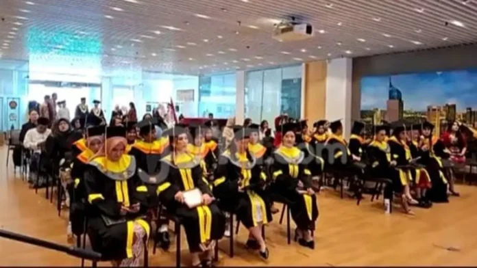 Wisuda mahasiswa Universitas Terbuka di Gedung BNI 46 Hong Kong